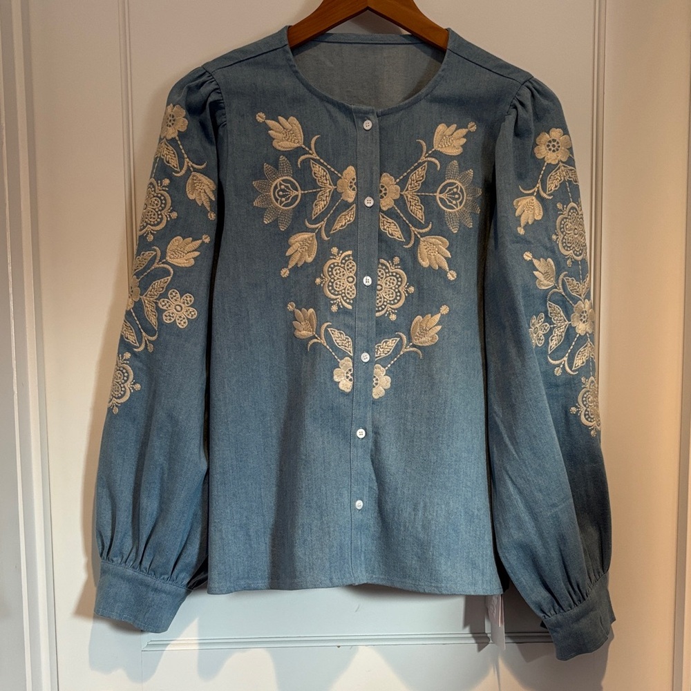 NWT C’est à la mode lightweight denim 100% cotton embroidered button down shirt